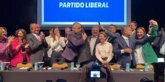 O candidato à Presidência Flávio Bolsonaro (PL) e o deputado federal Alfredo Gaspar (PL) durante o anúncio do candidato a vice na chapa do senador
