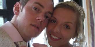 A polícia postou as fotos no Facebook e 45 minutos conseguiu encontrar os donos do cartão, o casal britânico Rikki e Chelsey Elliot