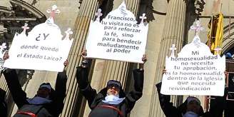 Membros do grupo Mujeres Creando se fantasiaram de freiras grávidas para protestar contra a visita do papa Francisco ao país