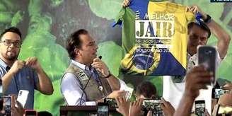 O presidente Jair Bolsonaro exibe camiseta com a frase 'É melhor Jair se acostumando. Bolsonaro 2022' no Pará, nesta sexta, 18 
