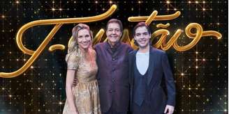 Faustão com seus coapresentadores, Anne Lottermann e João Guilherme