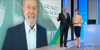 Bonner com sua ex-colega de faculdade de Comunicação Renata Lo Prete, âncora do 'Jornal da Globo'