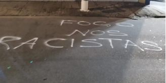 Frase 'fogo nos racistas' amanheceu pichada no asfalto da entrada do setor visitante do Allianz Parque