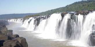 Imagem do Salto do Yucumã, maior queda d’água longitudinal do mundo com 1.800 metros de extensão e quedas d'água com até 12 metros de altura, localizado no Parque Estadual do Turvo.