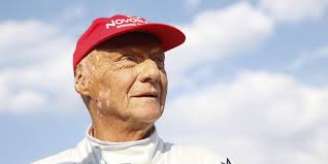 Niki Lauda com o clássico boné vermelho 