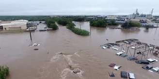 De acordo com o Serviço Nacional de Meteorologia americano, as enchentes foram causadas pelo transbordamento do Rio Guadalupe, que cruza diversos condados do Texas