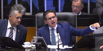 Hugo Motta discute com Carlos Jordy.