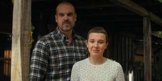 David Harbour e Millie Bobby Brown interpretam o policial Jim Hopper e Onze em 'Stranger Things'