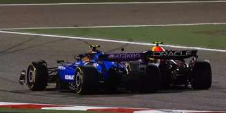 Carlos Sainz e Yuki Tsunoda durante uma quase batida