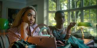 Em 'Má Influencer', da Netflix, uma mãe solo com dificuldades para criar o filho se une a uma influenciadora para vender bolsas falsificadas