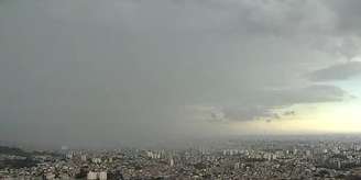 Chuva forte atingiu a capital na tarde de sábado, em meio a onda de calor