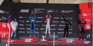 Pipo Massa, filho de Felipe Massa, comemora vitória na Porsche Carrera Cup