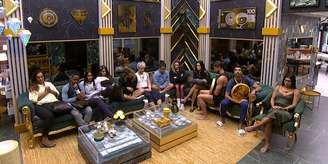 Participantes na sala do BBB 26 antes da dinâmica do 'Triângulo do Risco' deste sábado, 21