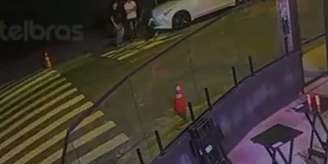 Câmeras de segurança registraram o início das agressões.