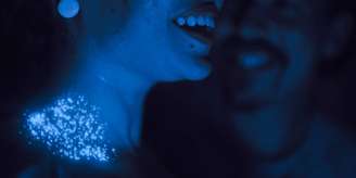 Pó azul e brilhante, radioativo, chamou atenção de moradores de Goiânia após abertura de cápsula recolhida em clínica de radioterapia abandonada