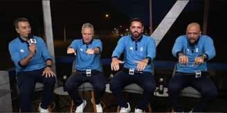 Paulo Nunes, Renato Augusto e Felipe Melo imitam remada de noruegueses durante o programa "Seleção Copa", do Sportv, apresentado por André Rizek 