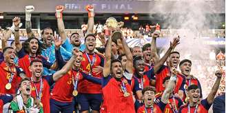 Rodri, ao centro, ergue a taça de campeão mundial com a Espanha.