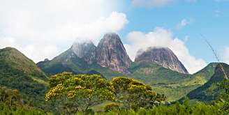 <p>O nome do parque refere-se ao imponente conjunto de montanhas graníticas denominado de Três Picos, com cerca de 2.316 metros de altitude, localizado entre Nova Friburgo e Teresópolis</p>