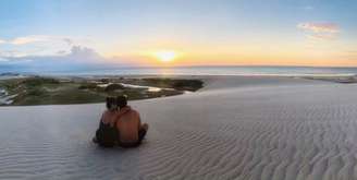 O casal de atores aproveitou a paisagem paradisíaca do mar cearense 