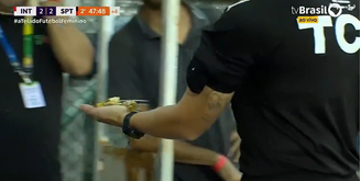 4ª árbitra segura pedaço de banana atirado contra o banco do Sport Club do Recife