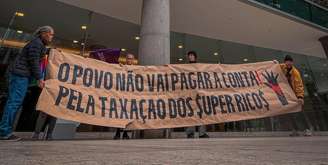 Manifestantes ocupam saguão de prédio do Itaú em São Paulo e pedem por "taxação dos super ricos"