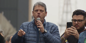 PT só existe hoje porque foi beneficiado pela anistia, diz Tarcísio em ato