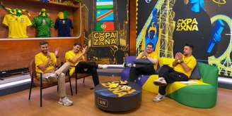 Casimiro Miguel (terceiro da esquerda à direita) com sua equipe de transmissão: o maior concorrente da TV convencional na Copa