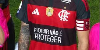 Uniforme do Flamengo em jogo contra o Santos.