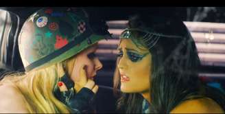 <p>Avril Lavigne beijou a atriz Danica McKellar em seu novo clipe</p>