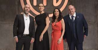 Os jurados Henrique Fogaça, Paola Carosella, a apresentadora Ana Paula Padrão e o também jurado Erick Jacquin