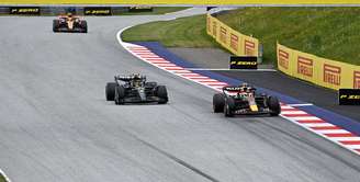 Perez e Hamilton lutam por posição no GP da Austria de 2023