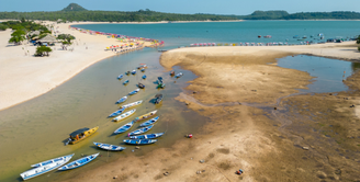 Pequenos barcos encalhados no rio durante a seca amazônica 