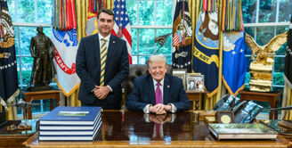 Flávio Bolsonaro posa ao lado de Donald Trump na Casa Branca