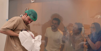 Gustavo Marsengo mostra a pequena à família