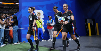 Trio de árbitras durante partida nesta quinta-feira, 18