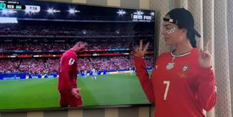 Georgina Rodríguez assiste ao marido pela TV de casa