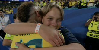 Davi Lucca abraça Neymar após término da partida
