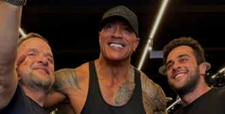 The Rock visita academia no Rio de Janeiro