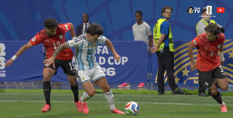 Attia cometeu falta em Lisandro Martínez ao roubar a bola na linha de fundo antes do gol de Ziko