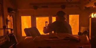 Imagens mostram composição cercada pelo fogo em meio aos incêndios florestais que atingem Ontário, no Canadá