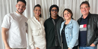 Ronaldinho ao lado da família de Ingryd