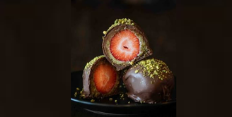 Sobremesa com casquinha crocante do morango do amor tradicional e recheio cremoso de pistache é sucesso de vendas, segundo o iFood