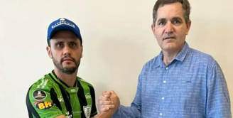 Cleitinho ao lado do suplente Alex Sandro Coelho Diniz