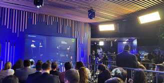 Apoiadores e imprensa em lounge no debate da Band