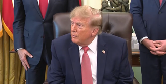 Donald Trump se desentende com repórter na Casa Branca