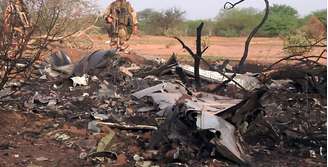 <p>Imagem mostra alguns destroços do avião que se espalharam em uma zona desértica do Mali</p>