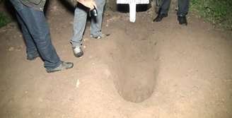 <p>O coveiro do cemitério da cidade percebeu um grande buraco na cova e avisou a polícia</p>