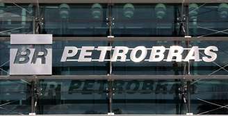 Logo da Petrobras em prédio da empresa em Vitória 10/02/2017 REUTERS/Paulo Whitaker