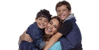 Suzy Rêgo com os gêmeos Marco e Massimo: o amor de mãe virou campanha publicitária