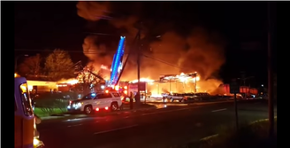Incêndio em uma concessionária de Ellenville, em Nova York, nos EUA